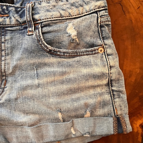 Express Size 8 Stretch Shortie Relaxed Low Rise Jean Shorts - Picture 3 of 7